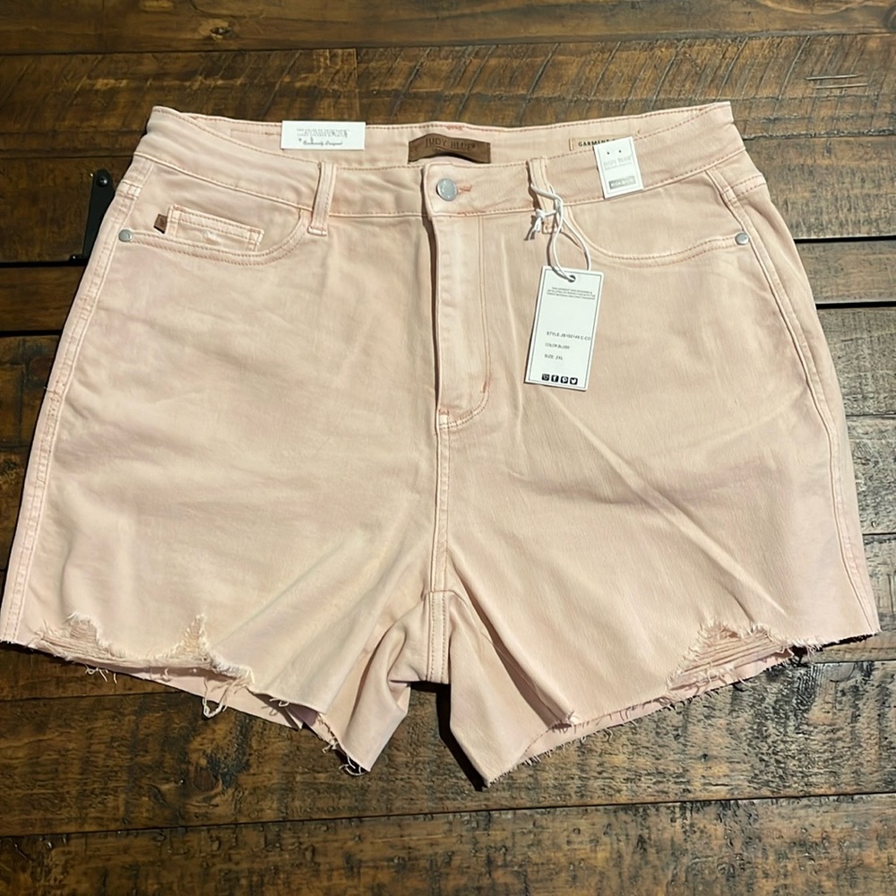 NWT Judy Blue Shorts 2xl. Blush colored distressed high waisted